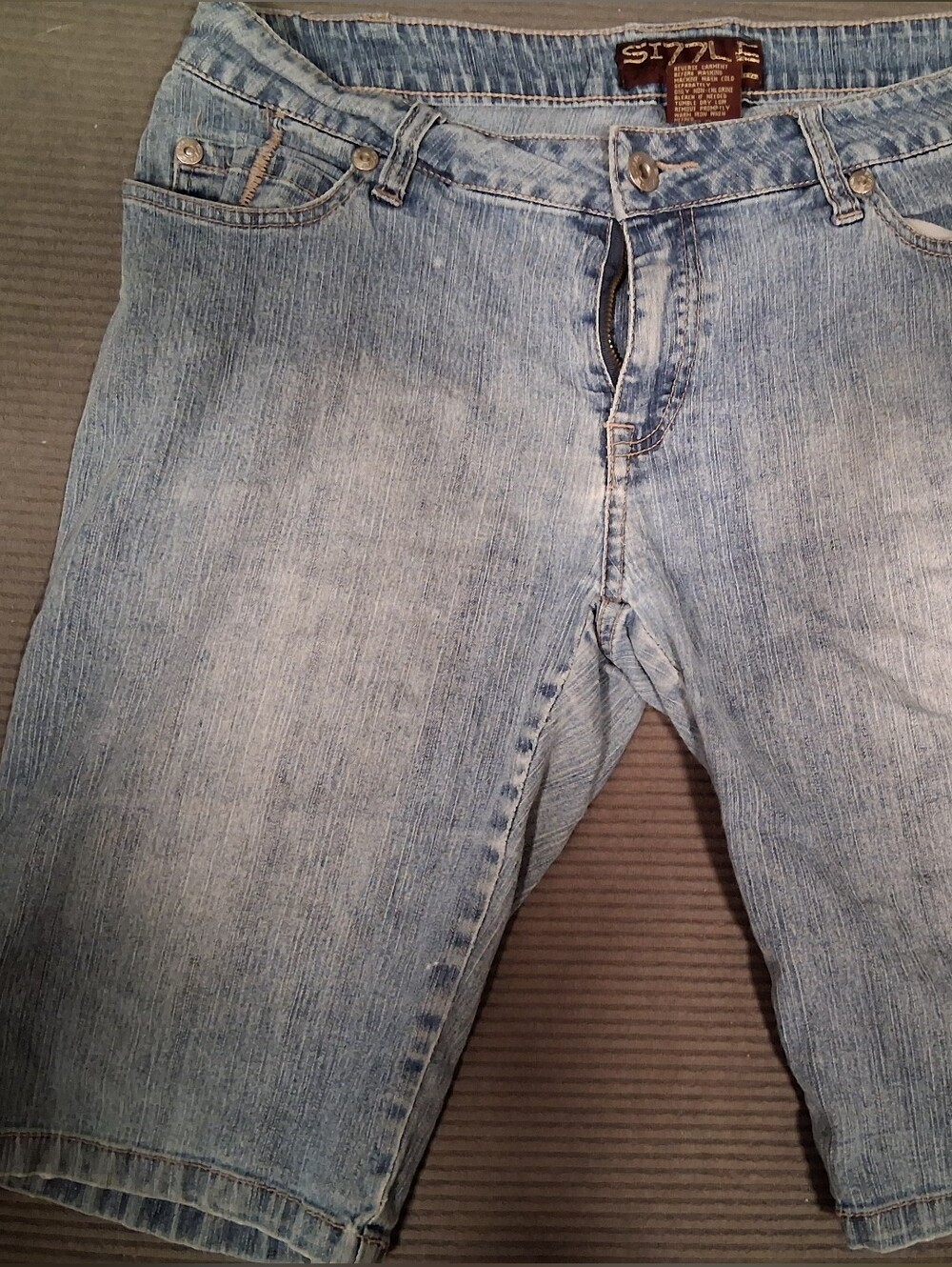 Relaxed Light Wash Women's Denim Shorts - Unbranded